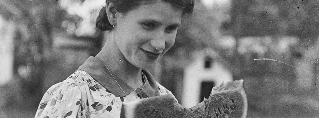 Dinnyeevés múlt századi lányokkal: üvegnegatívok digitalizálása Kunszentmártonban